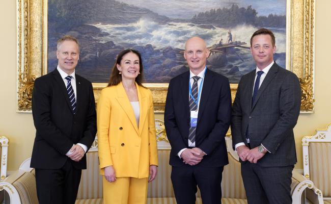 De nordiske transportministrene samlet i Helsinki: Jon-Ivar Nygård (Norge), Lulu Ranne (Finland), Eyjólfur Ármannsson (Island) og Thomas Danielsen (Danmark). Sveriges Anders Carlson rakk ikke fotoseansen, men var også til stede på møtet. (Foto: Finlands kommunikasjonsministerium) De nordiske transportministrene samlet i Helsinki: Jon-Ivar Nygård (Norge), Lulu Ranne (Finland), Eyjólfur Ármannsson (Island) og Thomas Danielsen (Danmark). Sveriges Anders Carlson rakk ikke fotoseansen, men var også til stede på møtet. (Foto: Finlands kommunikasjonsministerium)