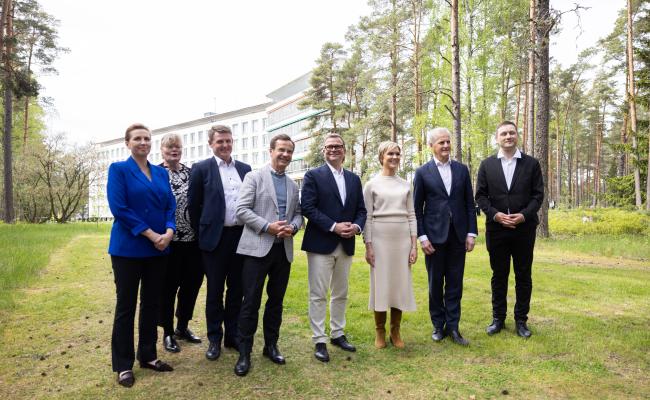 De åtte nordiske regjeringssjefene samlet i Finland: (f.v.) Mette Frederiksen (Danmark), Katrin Sjögren (Åland), Aksel V. Johannesen (Færøyene), Ulf Kristersson (Sverige), Petteri Orpo (Finland), Kristrún Frostadóttir (Island), Jonas Gahr Støre (Norge) og Jens-Frederik Nielsen (Grønland).  (Foto: Lauri Heikkinen/Den finske statsministerens kontor) De åtte nordiske regjeringssjefene samlet i Finland: (f.v.) Mette Frederiksen (Danmark), Katrin Sjögren (Åland), Aksel V. Johannesen (Færøyene), Ulf Kristersson (Sverige), Petteri Orpo (Finland), Kristrún Frostadóttir (Island), Jonas Gahr Støre (Norge) og Jens-Frederik Nielsen (Grønland).  (Foto: Lauri Heikkinen/Den finske statsministerens kontor)