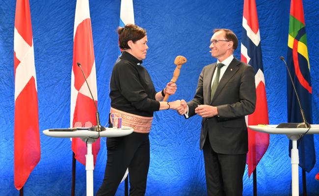– Det er spesielt passende at det er Grønland som skal holde lederskapsklubba på vegne av kongeriket Danmark – fordi det er den faktiske arktiske delen av riket, sier utenriksminister Barth Eide ved overrekkelsen. (Foto: Arktisk råd) – Det er spesielt passende at det er Grønland som skal holde lederskapsklubba på vegne av kongeriket Danmark – fordi det er den faktiske arktiske delen av riket, sier utenriksminister Barth Eide ved overrekkelsen. (Foto: Arktisk råd)