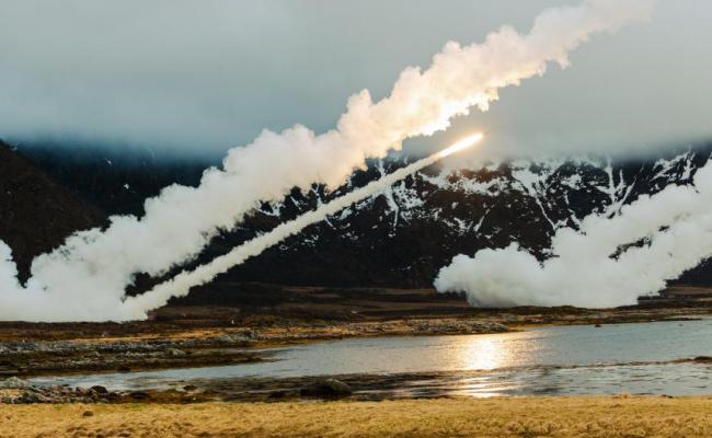 Demonstration of the firepower of the High Mobility Artillery Rocket System (HIMARS) at Andøya during Formidable Shield 2023. This system delivers long-range precision fire and was developed by American Lockheed Martin. (Photo: Emma Grey/the US Marine Corps)