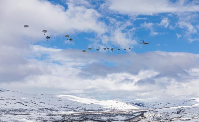 Amerikanske fallskjermsoldater daler ned etter slipp fra et C-17 Globemaster militært transportfly over Bardufoss. Øvelsen Swift Response, som også finner sted i Baltikum og Sverige, viser den amerikanske hærens evne til raskt å utplassere styrker ved koordinerte luftbårne operasjoner og praktisere samvirke med allierte i Europa, ifølge USAs hærstyrker i Europa og Afrika. (Foto: Ole-Sverre Haugli/Forsvaret)