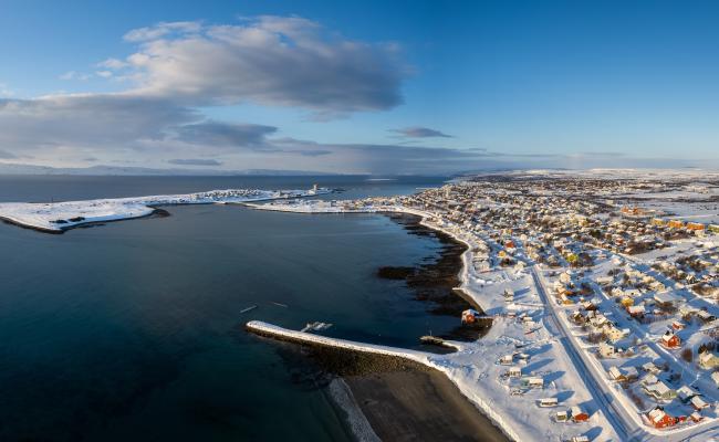 Regjeringen foreslår tildeling av nye midler til næringsutvikling i Norges nordligste fylke, samt til forskning på ressursgrunnlag og klimaendringers innvirkning i nordlige havområder. Bilde fra Vadsø, Øst-Finnmark. (Foto: Jan Harald Tomassen/Statsforvalteren i Troms og Finnmark)