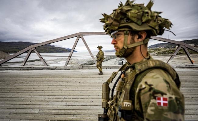 Søndag landet rundt 100 soldater fra en lett infanteribataljon i Kangerlussuaq, Grønland. De skal trene på bevoktning av kritisk infrastruktur langs den grønlandske vestkysten. Tidligere i juni ankom en fregatt og to helikoptre for å forsterke den militære oppgaveløsningen på og rundt øya. (Foto: Rebekka Gimm/Danmarks forsvar)