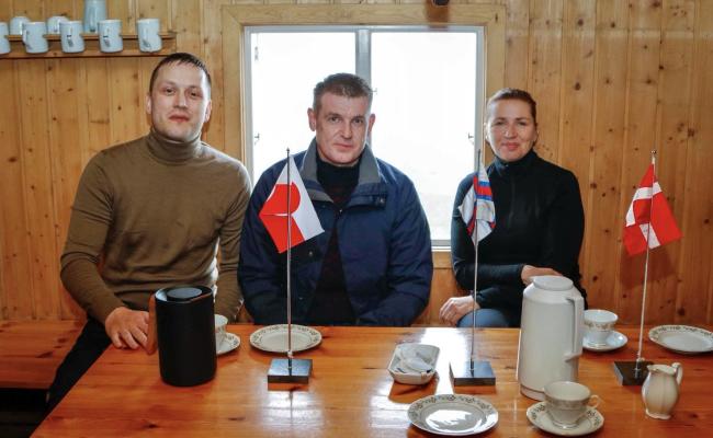 Færøyenes lagmann Aksel V. Johannesen (i midten) har vært vertskap for riksmøte med Jens-Frederik Nielsen, lederen for Grønlands regjering Naalakkersuisut, og Danmarks statsminister Mette Frederiksen. (Foto: Andreas Poulsen/Naalakkersuisut)