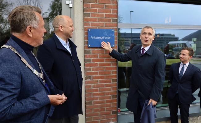 Statens fond i Tromsø, som forvaltes av Folketrygdfondet, skal snart i gang med sine investeringer. Kontoret i de tidligere lokalene til Mack ølbryggeri ble offisielt åpnet mandag av finansminister Jens Stoltenberg (Ap) sammen med tidligere finansminister Trygve Slagsvold Vedum (Sp) og Tromsø-ordfører Gunnar Wilhelmsen. (Foto: Astri Edvardsen)