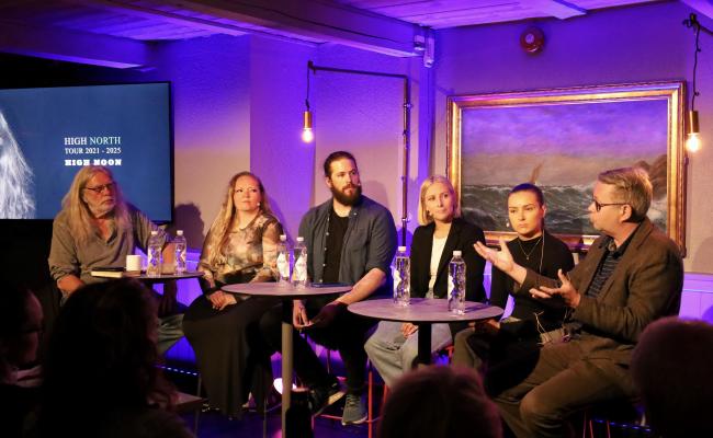 High North News’ redaktør Arne O. Holm leder High Noon-debatten i Harstad med (f.v.) Kristina R. Johnsen, forfatter, kunstner og journalist; Troy Saghaug Broderstad, førsteamanuensis i sammenliknende politikk ved UiT; Sigrid Ina Simonsen, direktør i NHO Arktis; Aili Kristine Kalak Eira, jusstudent ved UiT – og Raymond Robertsen, gruppeleder for Høyre i Finnmark fylkesting. (Foto: Astri Edvardsen)