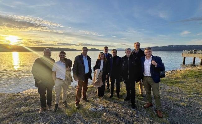 Delegasjon fra EU-parlamentets sikkerhets- og forsvarskomité på besøk i Kirkenes. Den inkluderte parlamentarikere fra Tyskland, Frankrike, Spania, Kroatia og Hella. (Foto: EUs delegasjon til Norge)