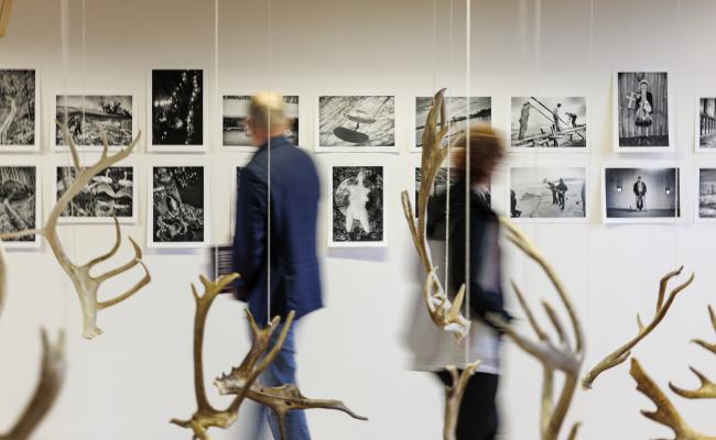 Gruppeutstillinga Framtidslandet i 15 og ½ kapittel setter ifølge Havremagasinet «kunsten i sentrum som hjerte, vitnesbyrd og følgesvenn for refleksjoner rundt den nordlige geografien i ei tid med omfattende endringer.» (Foto: Mats Engfors/Havremagasinet) Gruppeutstillinga Framtidslandet i 15 og ½ kapittel setter ifølge Havremagasinet «kunsten i sentrum som hjerte, vitnesbyrd og følgesvenn for refleksjoner rundt den nordlige geografien i ei tid med omfattende endringer.» (Foto: Mats Engfors/Havremagasinet)