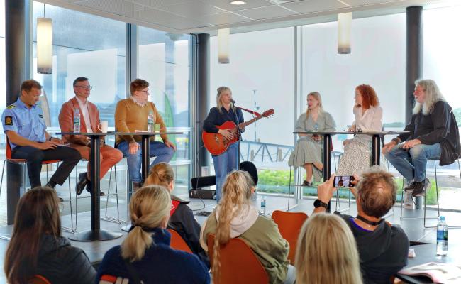 For fjerde år på rad arrangerer Festspillene i Nord-Norge og High North News debatt med kunstnerisk innramming under festivalen i Harstad. Debattrekken High Noon ledes av Arne O. Holm, redaktør i HNN. (Foto: Astri Edvardsen)