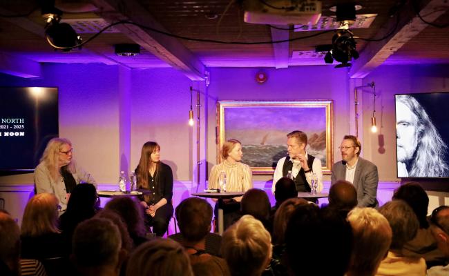 High North News’ redaktør Arne O. Holm leder High Noon-debatten i Harstad med (f.v.) dramatiker Karoline Una Moen, Amy Brox Webber, fylkesleder i Finnmark SV og tidligere medlem av Forsvarskommisjonen; Terje Aunevik (V), lokalstyreleder i Longyearbyen – og Stian Bones, professor i historie ved UiT Norges arktiske universitet. (Foto: Astri Edvardsen)