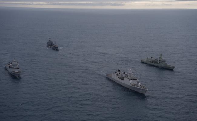 Under ledelsen til Natos maritime kommando (MARCOM) sørger nå fregatter fra Nederland, Norge og Portugal, ledsaget av et tankskip fra Tyskland, for økt alliert nærvær i nordlige farvann. De utfører ulike aktiviteter for å opprettholde trygge sjøruter, opparbeide operativ erfaring og avskrekke potensielle destabiliserende aktiviteter. (Foto: Nato) Under ledelsen til Natos maritime kommando (MARCOM) sørger nå fregatter fra Nederland, Norge og Portugal, ledsaget av et tankskip fra Tyskland, for økt alliert nærvær i nordlige farvann. De utfører ulike aktiviteter for å opprettholde trygge sjøruter, opparbeide operativ erfaring og avskrekke potensielle destabiliserende aktiviteter. (Foto: Nato)