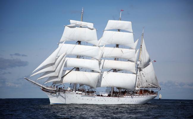 Med titalls studenter og forskere om bord har den norske seilskuta Statsraad Lehmkuhl nå lagt ut på sjøveien mellom Europa og Asia nord for nordamerikanske kontinentet. (Arktivfoto: Bruno Girin, CC BY-SA 2.0)