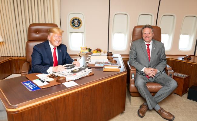 Alaska er beredt til å være møtested for Donald Trump og Vladimir Putin, framholder delstatens guvernør Mike Dunleavy. Bilde fra Trumps besøk i Alaska i 2019. (Foto: Sheila Craighead/Det hvite hus).