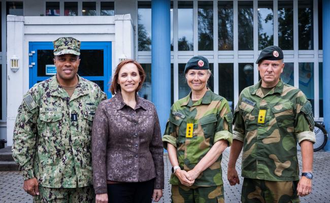 Direktør for logistikk i USAs militære sjefsnemd, viseadmiral Dion D. English, og Leigh Method, statssekretær for logistikk i USAs forsvarsdepartement, førte an den amerikanske delegasjonen av logistikkledere på besøk i det nordlige Norden. Her er de i Norge sammen med sjefen for Forsvarsstaben, generalløytnant Ingrid Gjerde, og sjefen for Forsvarets logistikkorganisasjon, generalmajor Anders Jernberg. (Foto: Johannes Bærhaugen/Forsvaret) Direktør for logistikk i USAs militære sjefsnemd, viseadmiral Dion D. English, og Leigh Method, statssekretær for logistikk i USAs forsvarsdepartement, førte an den amerikanske delegasjonen av logistikkledere på besøk i det nordlige Norden. Her er de i Norge sammen med sjefen for Forsvarsstaben, generalløytnant Ingrid Gjerde, og sjefen for Forsvarets logistikkorganisasjon, generalmajor Anders Jernberg. (Foto: Johannes Bærhaugen/Forsvaret)