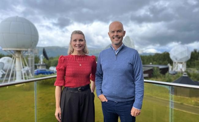 Digitaliserings- og forvaltningsminister Karianne Tung (Ap) og direktør for Nasjonal kommunikasjonsmyndighet John-Eivind Velure i Tromsø mandag for å lansere nyheten om at Nkom skal etablere seg i byen. Dette grepet er en del av regjeringens satsing på sikkerhet og beredskap i nord. (Foto: Astri Edvardsen)