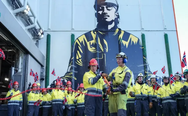 Energiminister Terje Aasland og elektriker Iver Henninen markerer den offisielle åpningen av Johan Castberg-feltet. (Foto: Ole Jørgen Bratland/Equinor)