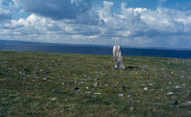 Várjjat Siida kan bli blant Norges kandidater til UNESCOs liste over verdens fremste kulturminner og naturområder som skal bevares for framtida. Bilde av Transteinen i kulturlandskapets delområde Ceavccageađge/Mortensnes, Nesseby kommune. Denne offersteinen ble smurt med tran for å få fiskelykke. (Foto: Riksantikvaren)