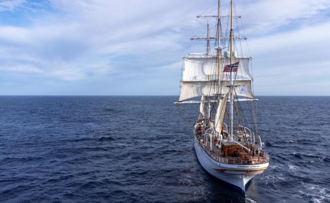 Den norske seilskuta Statsraad Lehmkuhl i Davisstredet mellom Grønland og den canadiske Baffinøya for få dager siden. Dens seilas gjennom Nordvestpassasjen, planlagt i over to og et halvt år med en av Canadas mest erfarne isloser, måtte i helga oppgis i møte med utfordrende isforhold. (Foto: André Marton Pedersen/Statsraad Lehmkuhl)