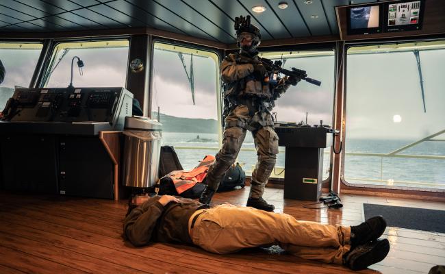 Forsvarets spesialstyrker i aksjon på Johan Castberg-skipet under kontraterrorøvingen. (Foto: Didrik Linnerud Arnesen/politiet)