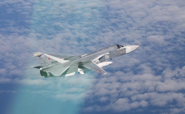 I april fløy et russisk Su-24 kampfly gjennom norsk luftrom over havområder utenfor Vardø. Grensekrenkelsen varte i fire minutter, og var den første av totalt tre så langt i år. Bildet av flyet er tatt ved en annen anledning. (Foto: Forsvaret) I april fløy et russisk Su-24 kampfly gjennom norsk luftrom over havområder utenfor Vardø. Grensekrenkelsen varte i fire minutter, og var den første av totalt tre så langt i år. Bildet av flyet er tatt ved en annen anledning. (Foto: Forsvaret)