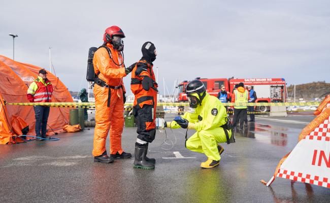 Under Rescue Borealis øver nordiske beredskapsressurser på samvirke i møte med spredning av farlige stoffer. I et lukket øvingsområde ved havna i Oulu skal det blant annet gjennomføres måling av radioaktiv stråling. Illustrasjonsbilde fra atomberedskapsøvelsen Arctic REIHN 2023 i Bodø. (Foto: Raymond Engmark/DSA)