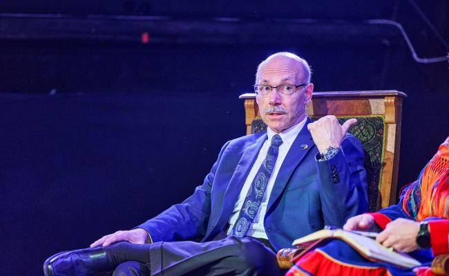 Michael Sfraga var USAs første ambassadør til Arktis noensinne. Han ble nominert til stillingen i 2023 av daværende president Joe Biden, og godkjent av Senatet i september 2024. Som sedvane er ved skifte av presidentadministrasjon, sa Sfraga opp jobben da Donald Trump tiltrådte i januar. Her deltar han på Arktisk sikkerhetskonferanse i Oslo i regi av Fridtjof Nansens Institutt. (Foto: Bård Gudim/FNI)