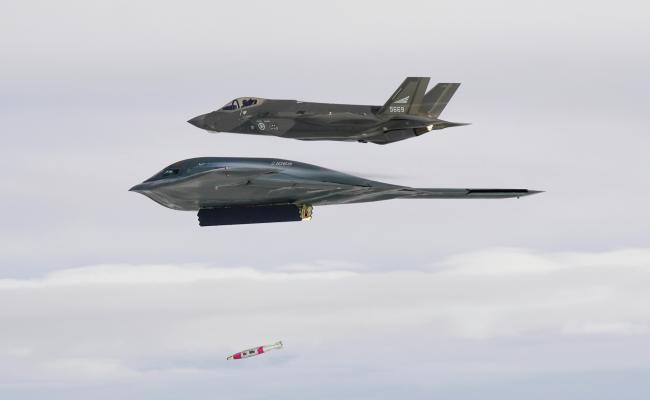 Et amerikansk strategisk bombefly av typen B-2, ledsaget av et norsk F-35 jagerfly, slipper det nye våpenet mot et mål i nordnorsk farvann. (Foto: Forsvaret)