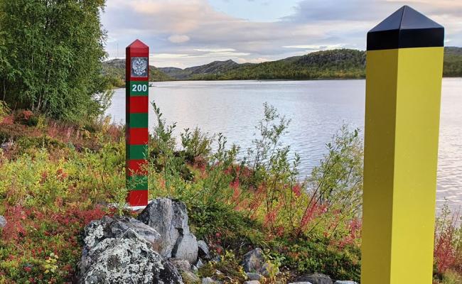 Stolper ved den norsk-russiske grensa. (Foto: Magne Kveseth/UiT)