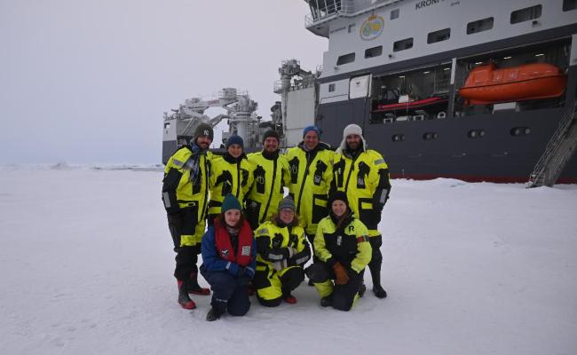 Ekspedisjonsdeltakerne fra UiT samlet på Nordpolen. (Foto: Henry Patton) Arctic Ocean Expedition 2025
