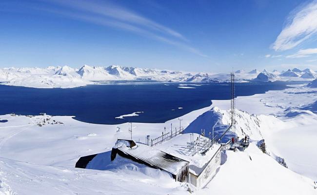 Zeppelinobservatoriet på Zeppelinfjellet ved Ny-Ålesund på Svalbard. Luftinntaket til stasjonen står på taket sammen med andre måleinstrumenter. (Foto: Ove Hermansen/NILU)