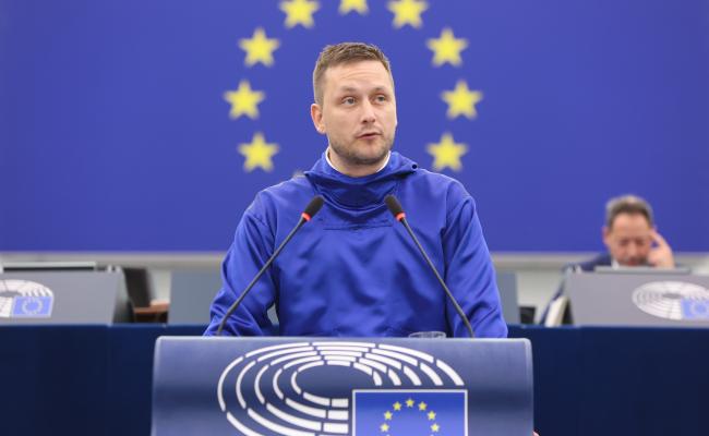 Jens-Frederik Nielsen, lederen for Grønlands regjering Naalakkersuisut, taler til EU-parlamentet i Strasbourg. Parlamentet er en av to lovgivende forsamlinger i unionen. Dets hovedoppgaver er lovgivning og budsjettering, samt kontroll av EU-kommisjonen som er unionens utøvende myndighet. (Foto: Fred Marvaux/EU)