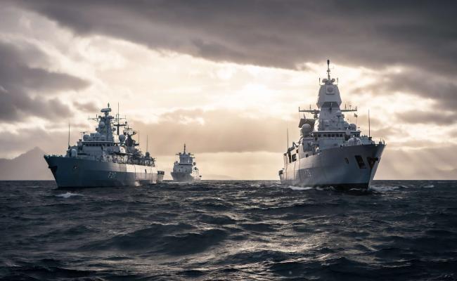 Fregatten FGS Sachsen (til høyre) leder den tyske flåten under den maritime skarpskytingsøvelsen som kalles «Andøya». Til venstre seiler fregatten FGS Bayern. Målet med øvelsen er å styrke den tyske marinens operative beredskap og demonstrere dens evne til nasjonalt og kollektivt forsvar. (Foto: Jan Kistenmacher/Bundeswehr)
