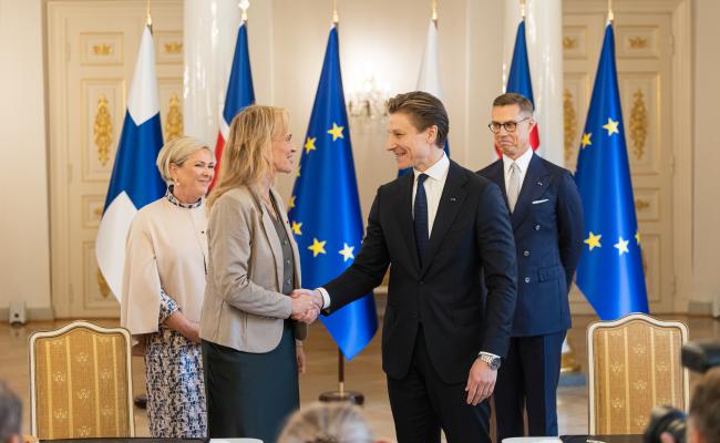 Islands utenriksminister Þorgerður Katrín Gunnarsdóttir og Finlands forsvarsminister Antti Häkkänen undertegner intensjonsavtalen om styrket forsvarssamarbeid i Helsinki. Landenes presidenter Halla Tómasdóttir og Alexander Stubb overværer signeringsseremonien. (Foto: Matti Porre/Finlands presidentembete) Islands utenriksminister Þorgerður Katrín Gunnarsdóttir og Finlands forsvarsminister Antti Häkkänen undertegner intensjonsavtalen om styrket forsvarssamarbeid i Helsinki. Landenes presidenter Halla Tómasdóttir og Alexander Stubb overværer signeringsseremonien. (Foto: Matti Porre/Finlands presidentembete)