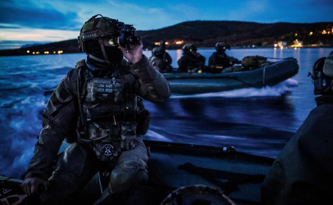 Et mindre team av britiske marinesoldater øver på nattraid. (Foto: Finn Stainer-Hutchins © Crown copyright 2025) 