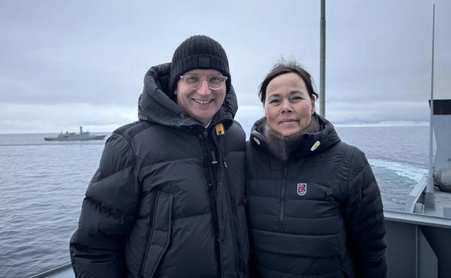 Danmarks forsvarsminister Troels Lund Poulsen og Grønlands Naalakkersuisoq (minister) for utenriksanliggender Vivian Motzfeldt har hatt tett dialog om utformingen av den nye delavtalen om Arktis og Nord-Atlanteren. Her er de under militærøvelsen Arctic Light på Grønland i september. (Foto: Naalakkersuisut)