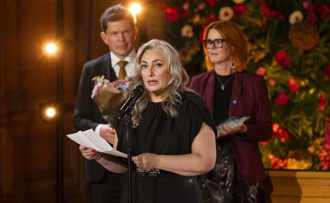 – Jeg vil takke Nordisk råd og juryen for å ha tro på at det selv med et lite språk kan skrives stor og viktig litteratur. Mitt håp er at denne prisen kan bidra til å kaste mer lys over litteraturen som blir skrevet på Færøyene i dag, sier den prisvinnende forfatteren Vónbjørt Vang. (Foto: Melker Dahlstrand/Sveriges riksdag)