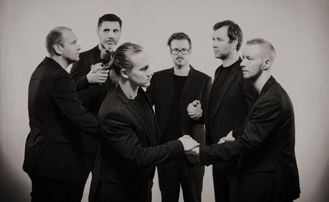 Kartellets danser, koreograf og kunstneriske leder Sigurd Johan Heide (ytterst t.h.) får hederspris for sitt arbeid med folkedans. (Foto: Kartellet) Kartellets danser, koreograf og kunstneriske leder Sigurd Johan Heide (ytterst t.h.) får hederspris for sitt arbeid med folkedans. (Foto: Kartellet)