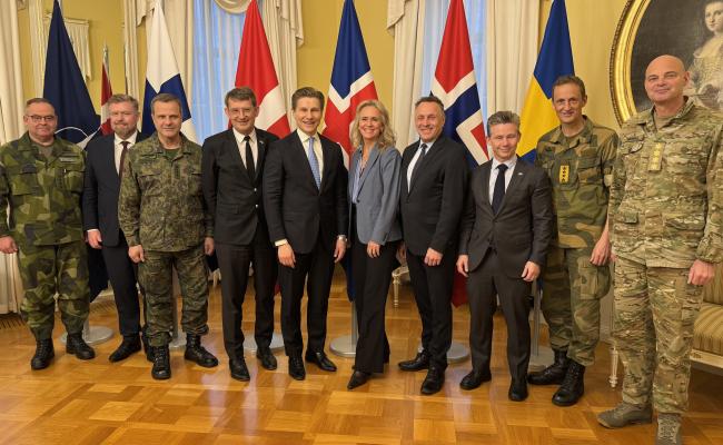 Fra venstre: Sveriges forsvarssjef Michael Claesson; Islands forsvarssjef Jónas Allansson; Finlands forsvarssjef Janne Jaakkola; Danmarks forsvarsminister Troels Poulsen; Finlands forsvarsminister Antti Häkkänen, Islands utenriksminister Þorgerður Katrín Gunnarsdóttir; Norges forsvarsminister Tore O. Sandvik; Sveriges forsvarsminister Pål Jonson; Norges forsvarssjef Eirik Kristoffersen; samt Danmarks forsvarssjef Michael Wiggers Hyldgaard. (Foto: Asgeir Spange Brekke/Forsvarsdepartementet)