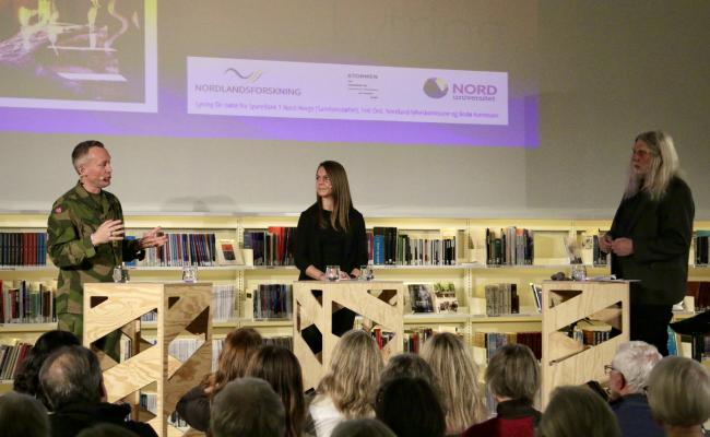 Brigader Steinar Kongshavn, sjef for plandivisjonen ved Forsvarets operative hovedkvarter, og Beate Steinveg, førsteamanuensis ved Nord universitet, på Lytring-debatt ved Stormen bibliotek ledet av Arne O. Holm, redaktør i High North News. Lytring er en debattarena eid av Nord universitet og Nordlandsforskning. (Foto: Astri Edvardsen)