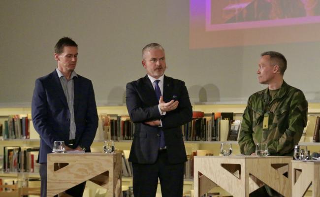 Tom Cato Karlsen (midten), statsforvalter i Nordland, sammen med Njord Wegge (t.v.), professor ved Forsvarets høgskole, og brigader Steinar Kongshavn, sjef for plandivisjonen ved FOH. (Foto: Astri Edvardsen)