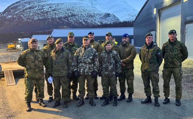 Sjefer og sjefsersjanter for Nordkalottens brigader og heimevernsstyrker ved Akkasæter leir i indre Troms tidligere denne uka. Deres samling gikk over tre dager. (Foto: Forsvaret)