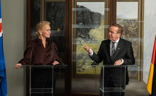 Islands utenriksminister Þorgerður Katrín Gunnarsdóttir og Tysklands forsvarsminister Boris Pistorius undertegnet i oktober en intensjonsavtale om styrket forsvarssamarbeid i Reykjavík. Pistorius, som besøkte Island for første gang, understreket regionens betydning for Nato og Tysklands forpliktelse til å øke sitt engasjement der. (Bundeswehr/Christoph Kassette)