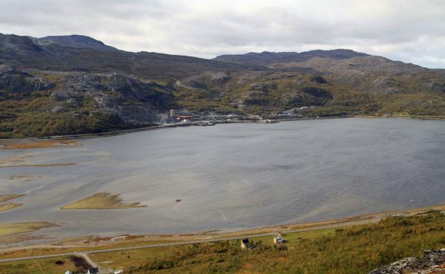 Flere har klaget på tillatelsen Nussir ASA har fått til å deponere avgangsmasser i Repparfjorden. Det er noe av bakgrunnen for rapporten fra Miljødirekroratet og protestene fra Natyrvernforbundet. (Foto: Nussir)