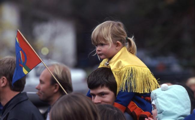 Jente i samedrakt og flagg Jente i samedrakt og flagg