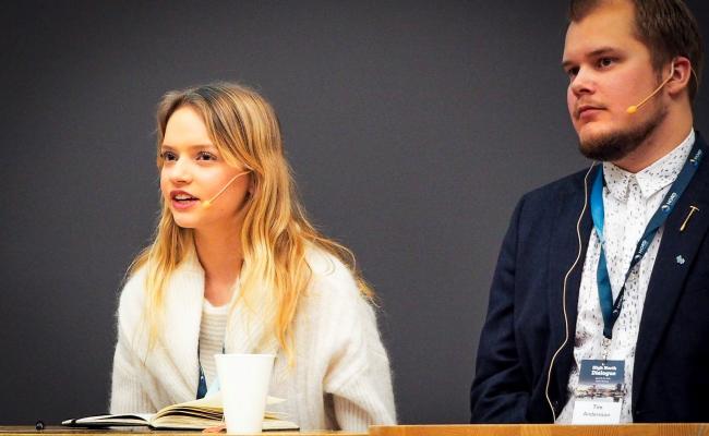 - Nøkkelproblemet ligger i at vi ikke er gode nok ambassadører for mulighetene i Arktis, sier Aleksandra Seljeseth (22). Tim Andersson (24) er bekymret over utviklingen i Sverige, og mener endringer i skattepolitikken vil medføre ringvirkninger for vekst i de nordlige regionene. (Foto: Christine Karijord)