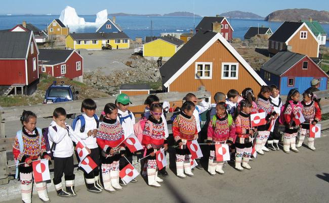 Førsteklassinger på Grønland i 2007 - bor de i en dansk koloni, eller i en nasjon på vei mot selvstendighet? (Foto: Kim Hansen/Wikimedia Commons).