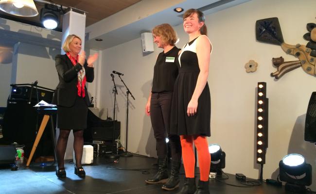 Kriss Rokkan Iversen (f.h.) og Kjersti Eline Tønnessen Busch i SALT applauderes av næringsminister Monica Mæland. Årets gründerkvinner. Foto: Martine Røiseland, Nærings- og fiskeridepartementet