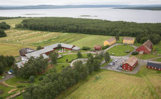 Svanhovd huser allerede institusjoner som Norsk institutt for luftforskning (Nilu), Statens Strålevern og Øvre Pasvik nasjonalpark/fylkesmannen. (Foto: Garnisonen i Sør-Varanger/Pasvik Grensekompani).