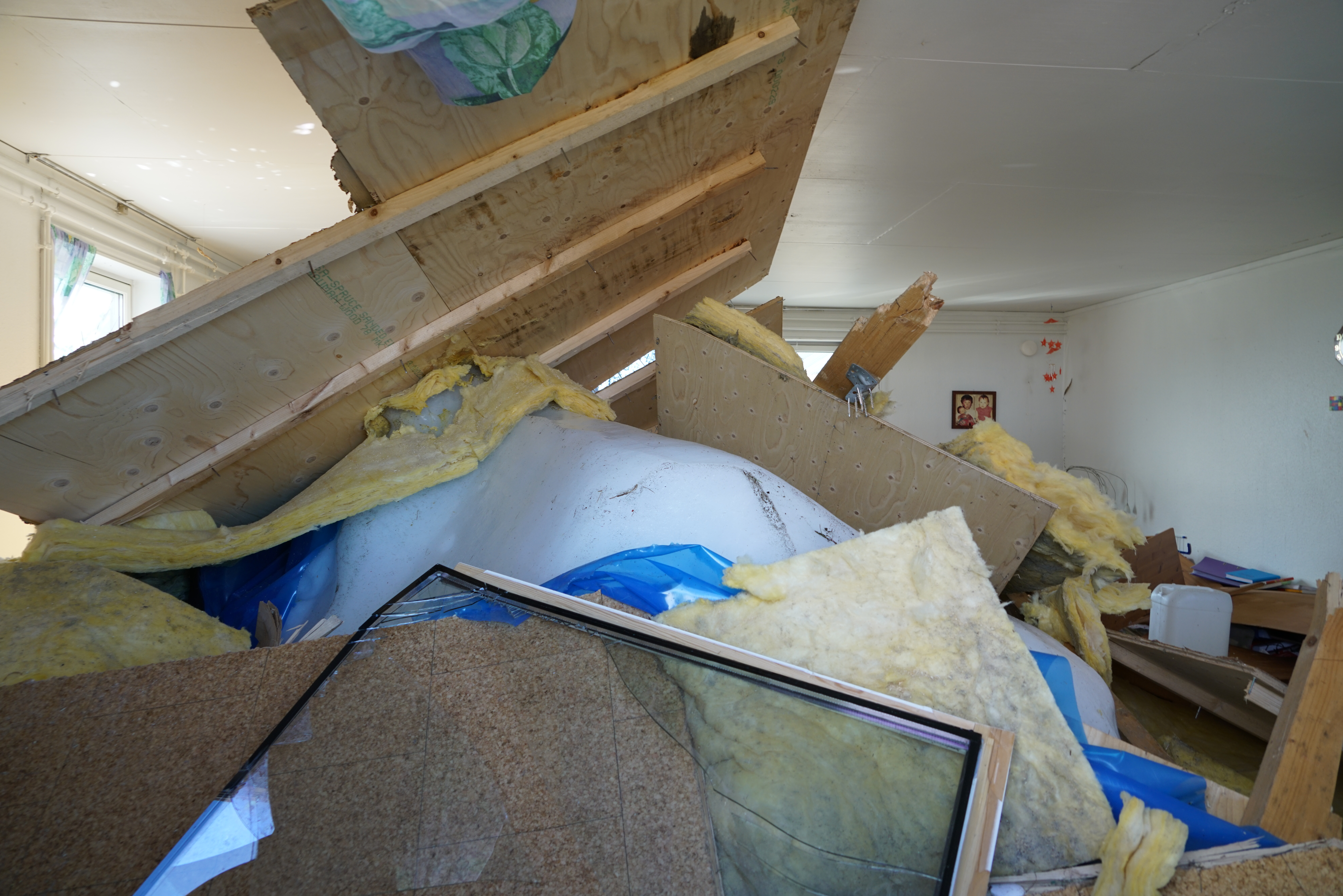Damage in the form of debris at the fishing village of Nuugaatsiaq follwing the June 2017 landslide. (Photo: Dr. Hermann Fritz)