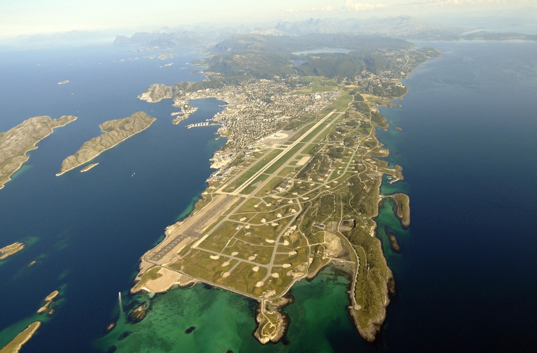 Slik ser det ut i dag, hele arealet til høyre, altså sør for dagens flyplass er båndlagt, eller sperret for sivil bruk.